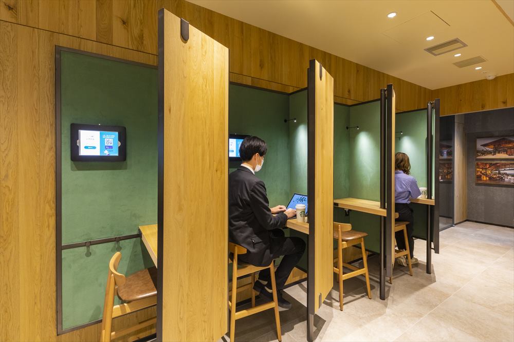 SMART LOUNGEのブース席。オンライン会議や電話用に40分単位で予約できる。店外の人とコワークする場となる