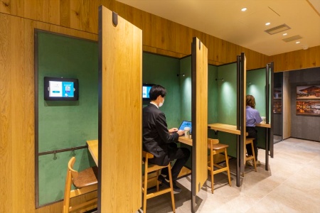 SMART LOUNGEのブース席。オンライン会議や電話用に40分単位で予約できる。店外の人とコワークする場となる