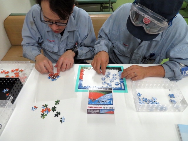 1分でジグソーパズル超高速組み立て、ヤマハ発式カイゼンの威力 | 日経