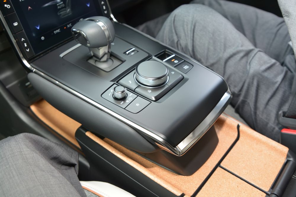 マツダの新型電動車「MX-30」、環境負荷減らす新素材 | 日経クロス