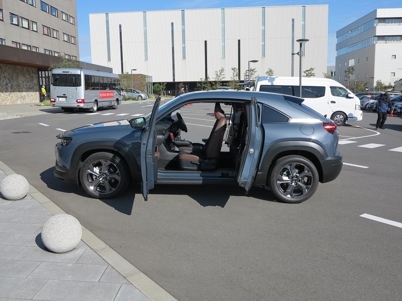 観音開きドアの Mx 30 センターピラーレスで側突対応 日経クロステック Xtech 観音開きドアの Mx 30 センターピラーレスで側突対応 日経クロステック Xtech