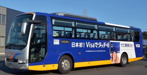 「Visaのタッチ決済」が使えることをアピールするみちのりホールディングスのバス