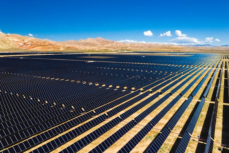 図1●カーン郡に設置された大規模太陽光発電の1つで、出力は450MWになる