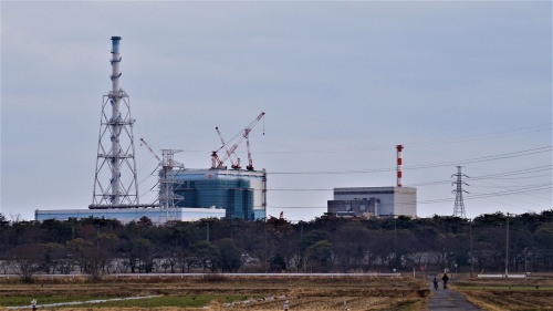 図8　廃止措置を実施中の東海発電所（右の建物）