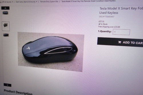 モデルXのキーフォブ(遠隔解錠装置)をオンラインショップで購入し、改造してハッキングに利用した。(撮影:日経クロステック)