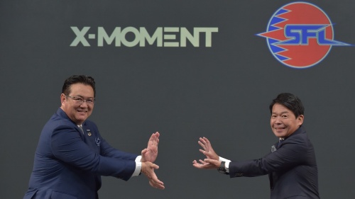 NTTドコモの井伊基之社長(左)とカプコンの辻本春弘社長COO(最高執行責任者)