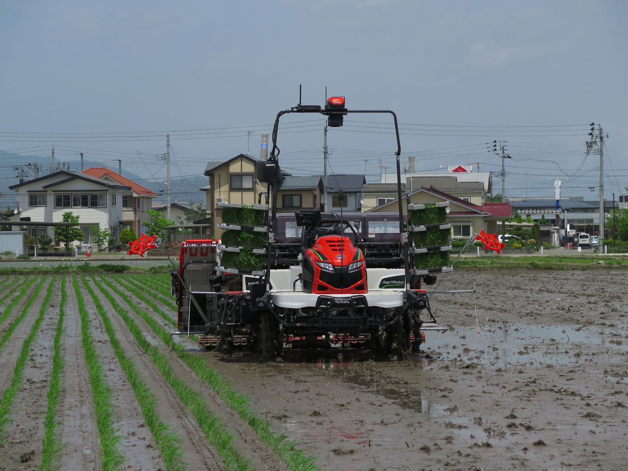 国内初の無人運転田植え機に農家が熱視線、クボタが狙う農業DX | 日経