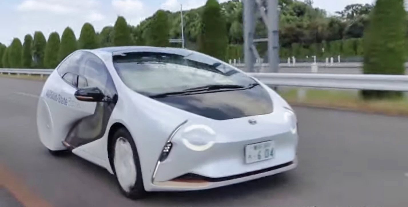 全固体電池を搭載したナンバー取得済みの車両（出所：トヨタの動画から）
