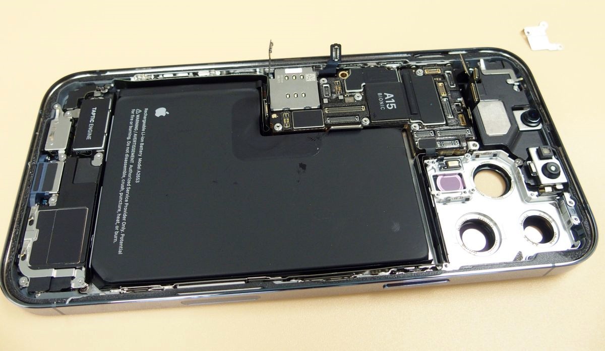 ミリ波対応の米国版「iPhone 13 Pro Max」分解開始、電池2割増 | 日経