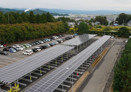 金津村田製作所に設置したカーポート型の太陽光パネル