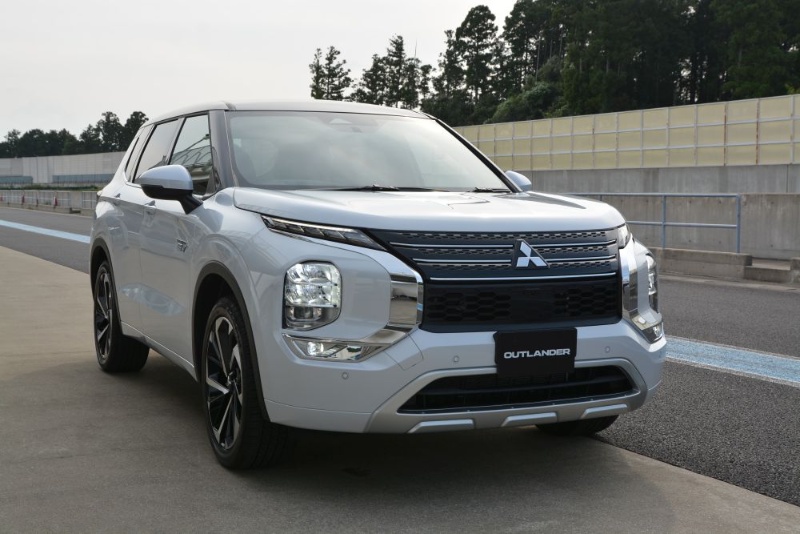 加速しながら自在に曲がれる アウトランダーphevが走りを進化 日経クロステック Xtech 加速しながら自在に曲がれる アウトランダーphevが走りを進化 日経クロステック Xtech