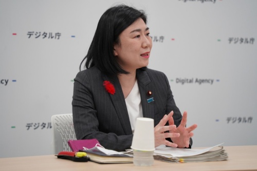 インタビューに答える牧島かれんデジタル相