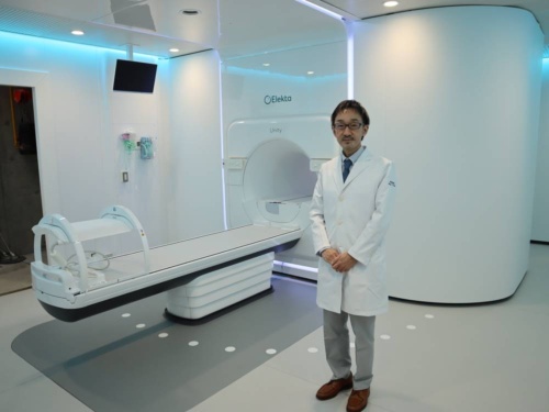 放射線治療装置とMRI装置が組み合わされた装置を解説する千葉大学大学院医学研究院の宇野隆教授