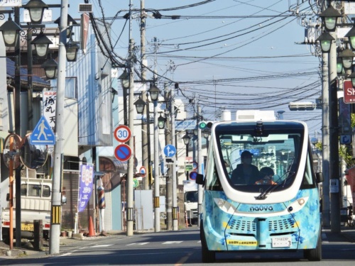 図4　BOLDLYなどが茨城県境町で提供している自動運転シャトルによる移動サービスの様子