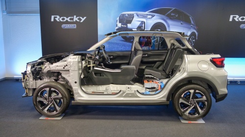 ダイハツの小型SUV「ロッキー」のシリーズHEV。後席下にリチウムイオン電池を搭載する。（撮影：日経クロステック）