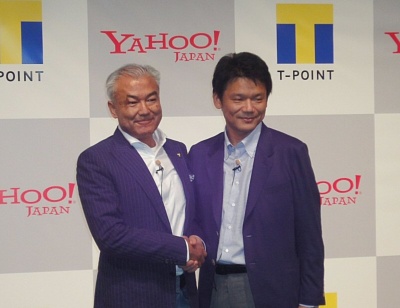 戦略的資本・業務提携を発表するCCCの増田宗昭社長（左）とヤフーの宮坂学CEO（当時）