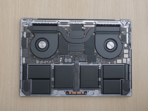 MacBook Proの裏蓋を開けた内部の様子