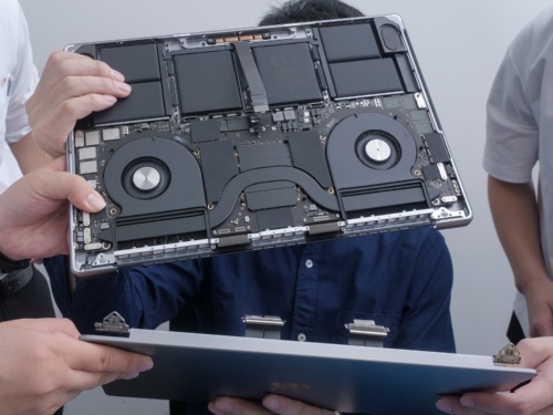 ディスプレーモジュールを取り外している様子