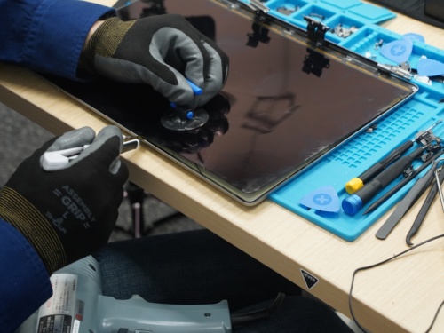 液晶部分をカッターナイフで切り離す