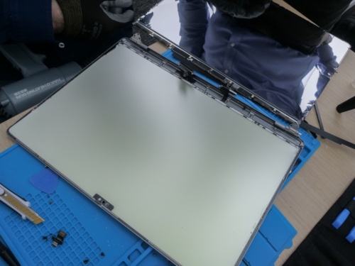 ディスプレー内部のシートとインカメラモジュールが姿を見せる