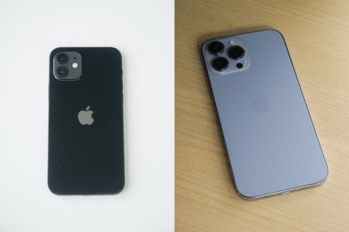 iPhone 12（左）とiPhone 13 Pro Max（右）の外観
