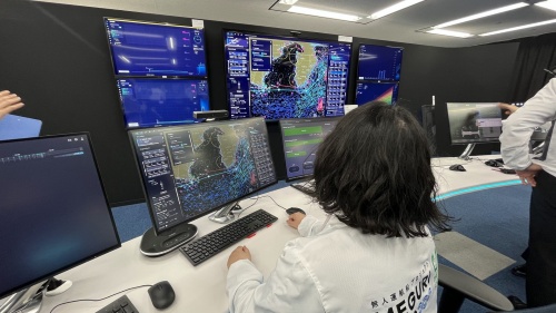 千葉市に設けた陸上支援センターで船舶の状態や航路の状況を監視