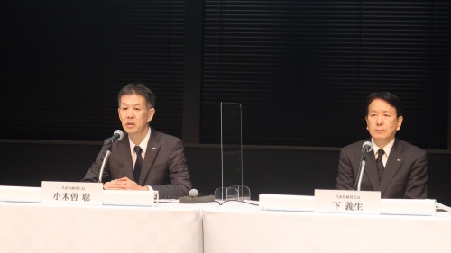 日野自動車社長の小木曽聡氏（左）と同社会長の下義生氏（右）