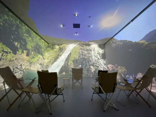 部屋の角でも違和感なく映像がつながるのが特徴だ