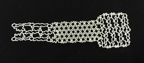 「ULTRA FLEX MESH PLATE」の見本。引き延ばした左端と右端では花形の網目が自在に変形している