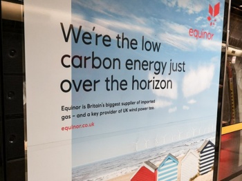 エクイノールは「ガスを低炭素エネルギーと主張している」と指摘されて広告を取り下げた