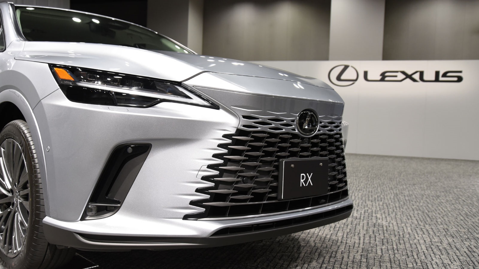 トヨタの新型「レクサスRX」、配光可変LEDヘッドランプをより細かく