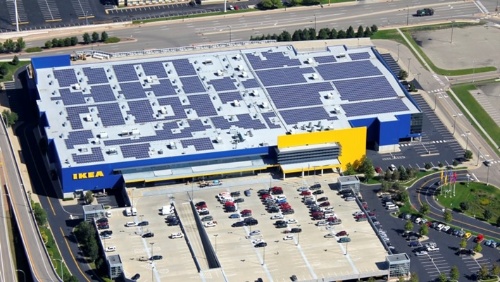 図2●米国イケア店舗に設置された屋根置き太陽光発電システム
