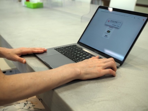 FIDOとパソコンの生体認証機能を活用してパスワードなしの認証に移行した