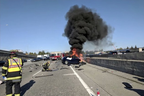 図1　米国カリフォルニア州の国道で発火したEV