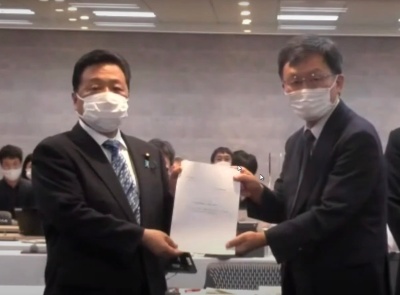 佐藤英道厚生労働副大臣(左、当時)に答申を手渡す中央社会保険医療協議会の小塩隆士会長