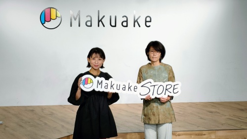 EC（電子商取引）サイト「Makuake STORE」刷新の狙いを説明するマクアケの坊垣佳奈取締役（左）と山下ゆかりビジネスサポート事業本部マネージャー