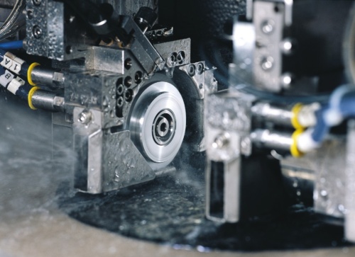 ウエハーを切断するディスコの半導体製造装置（写真：ディスコ）