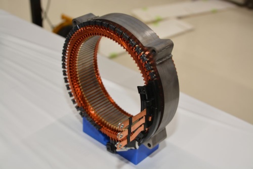 図3 1モーターのハイブリッドシステムで使っている大径扁平型モーター