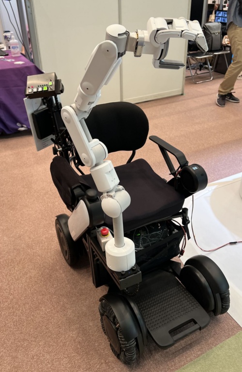 IROS 2022でソニーGが披露した片腕型の小型マニピュレーターロボット。独自開発のアクチュエーターを搭載する（写真：日経クロステック）