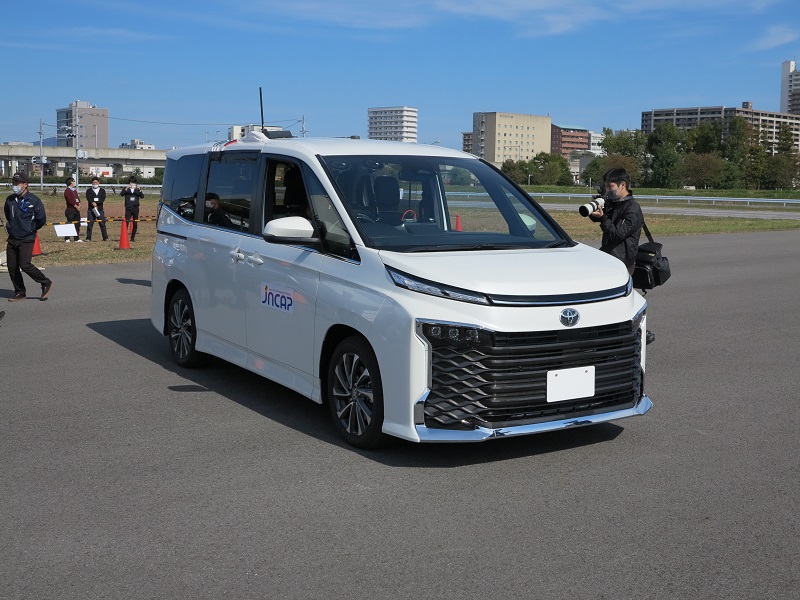トヨタの中型ミニバンが好成績、自転車対応の自動ブレーキ試験
