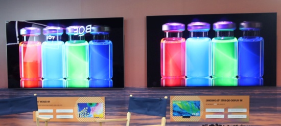 （a）SID Display Weekに韓国Samsung Electronicsが出展した65型4Kの量子ドット利用液晶ディスプレー（右）とWOLED方式の4K有機ELディスプレー（左）との発色の比較