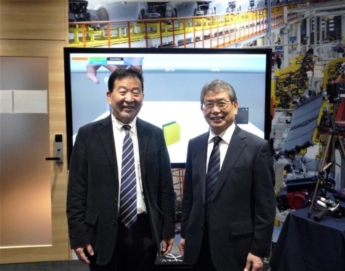 日本TCSの藤永和也氏（左）と、慶応義塾大学の大西公平氏（写真：日経クロステック）