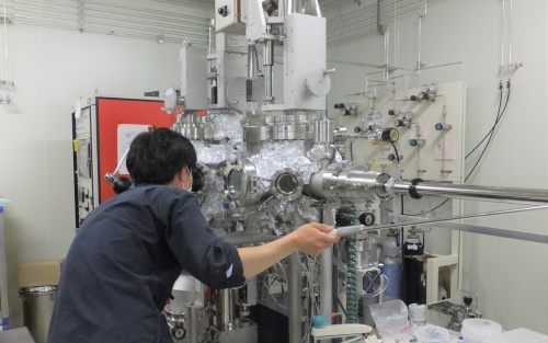 東京工業大学で半導体研究に取り組む学生（写真：日経クロステック）
