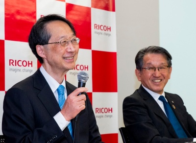リコー次期社長の大山晃取締役コーポレート専務執行役員（左）と山下良則社長