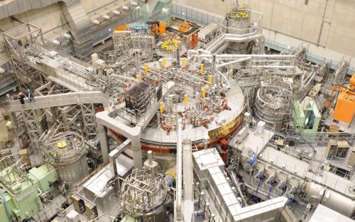 ヘリカルフュージョンは核融合科学研究所の技術を活用して核融合炉の開発に取り組む。写真は大型ヘリカル装置（LHD）で、中心の丸い部分がLHDの本体である（写真：核融合科学研究所）