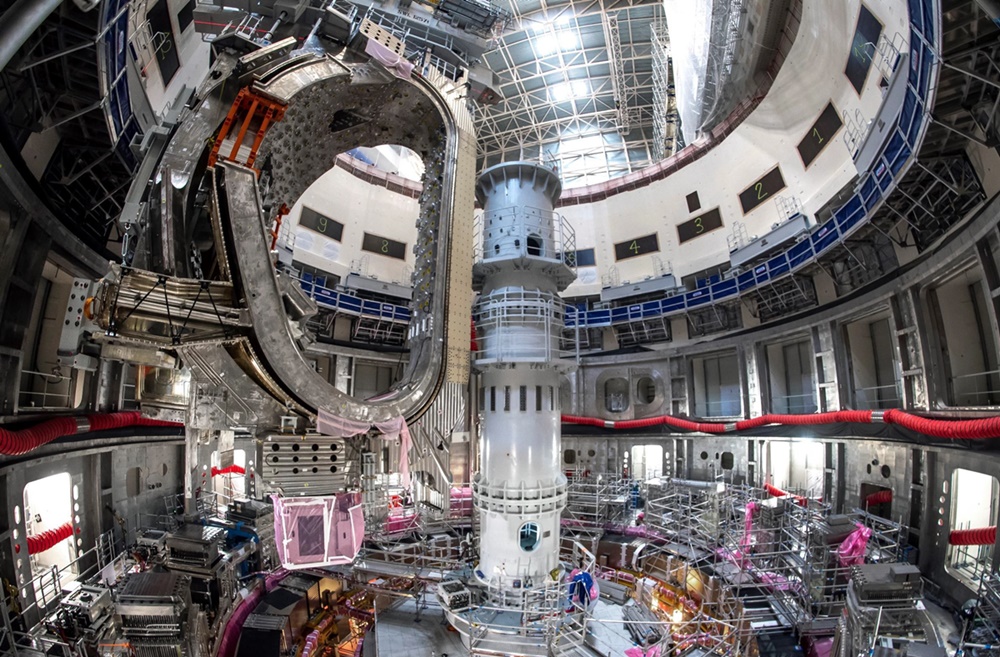 大型国際プロジェクトの核融合実験炉「ITER」で設置が進む日本製の磁場コイル（左側、楕円形の構造物）（写真：ITER Organization）