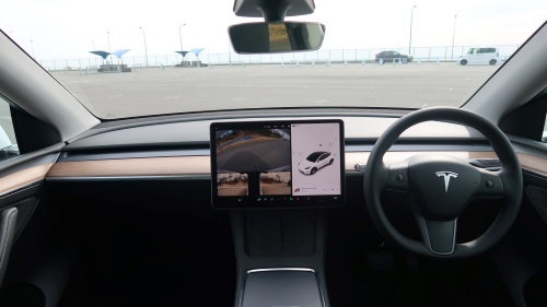図4 テスラの「モデルY」のコックピット
