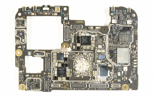 シャオミのスマホのメイン基板には米国企業のICが多数搭載されていた(写真:フォーマルハウト・テクノ・ソリューションズ)