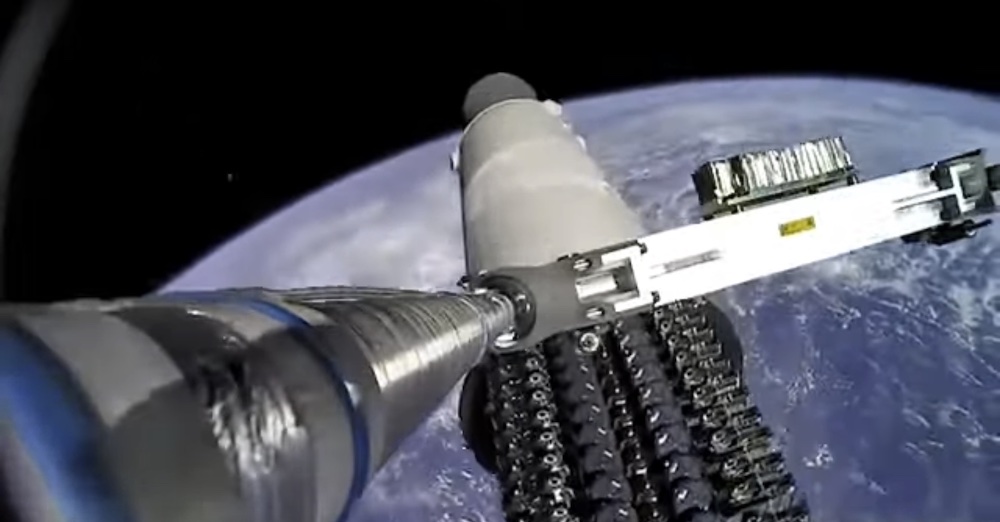 天体観測障害にデブリ、問題はらみつつ大規模化し続けるスターリンク