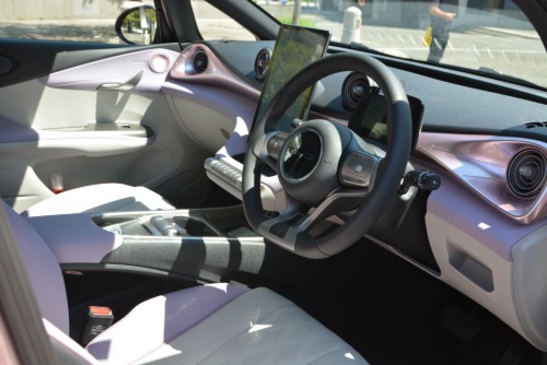 図2 DOLPHINの前席周辺の内装